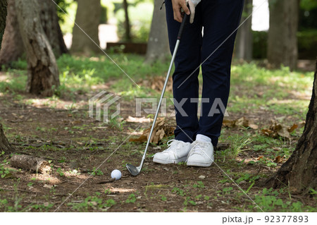 ゴルフをする女性 92377893