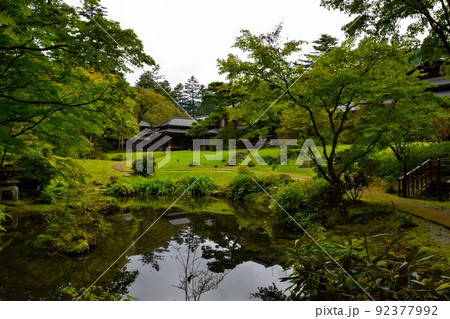 日本の屋敷の庭園風景 92377992