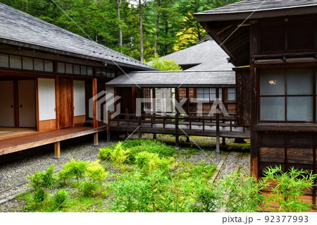 日本の屋敷の中庭風景 日本の屋敷の中庭風景 92377993