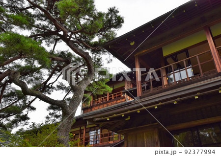 日本の屋敷を外から眺める風景 92377994