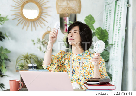 女性　テレワーク　節電　携帯扇風機 92378343