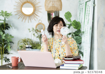 女性　テレワーク　節電　携帯扇風機 92378348