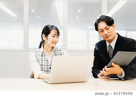 オフィスで仕事する男女（OL・タブレット） 92378500