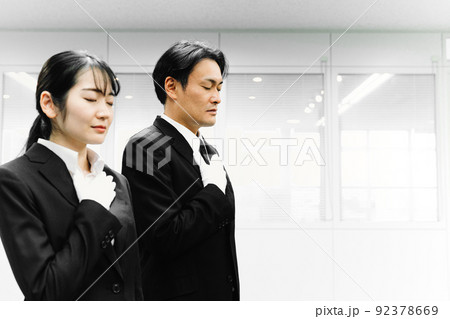 白手袋をつけた男女(鑑定士・質屋・運転手) 白手袋をつけた男女(鑑定士・質屋・運転手) 92378669