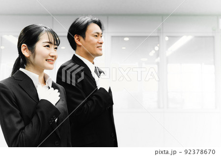 白手袋をつけた男女(鑑定士・質屋・運転手) 白手袋をつけた男女(鑑定士・質屋・運転手) 92378670