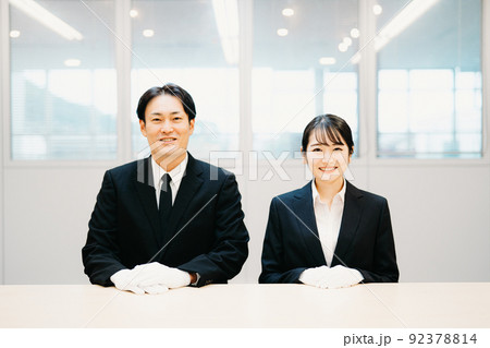 白手袋をつけた男女（鑑定士・質屋） 92378814