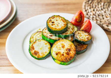 焼いたズッキーニ 92379214