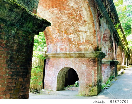 南禅寺の代表的な風景　門前の水路閣は散歩コース　ローマ風のアーチ橋　京都近代化計画の一大プロジェクト 92379705