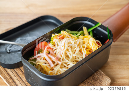 野外で食べる冷やし中華 野外で食べる冷やし中華 92379816
