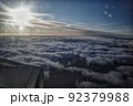 飛行機の窓からの風景 92379988