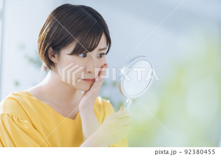 女性　スキンケア　悩み 92380455