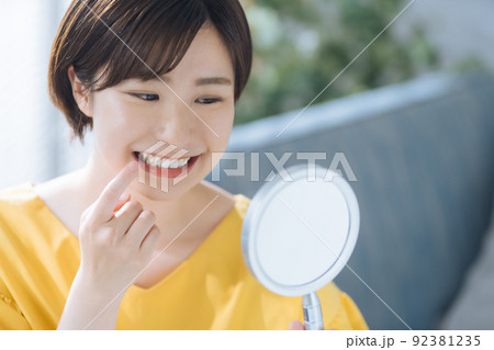 女性 デンタルケア 笑顔 女性 デンタルケア 笑顔 92381235