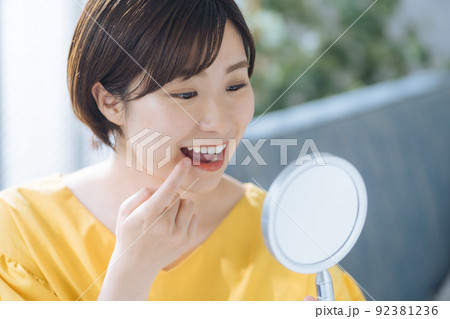 女性　デンタルケア　笑顔 92381236