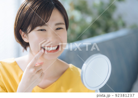 女性 デンタルケア 笑顔 女性 デンタルケア 笑顔 92381237