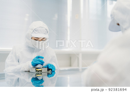 クリーンルームで精密機器を扱う女性 92381694
