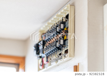 分電盤　通電確認　ブレーカー 92382328