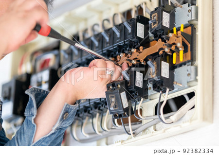 分電盤　通電確認　ブレーカー 92382334