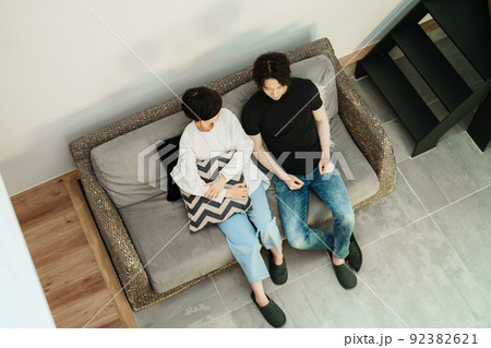 デザイナーズ物件に住む若い夫婦 デザイナーズ物件に住む若い夫婦 92382621