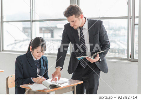 学校で日本人の女子高生を指導する外国人講師(英語・英会話) 学校で日本人の女子高生を指導する外国人講師(英語・英会話) 92382714