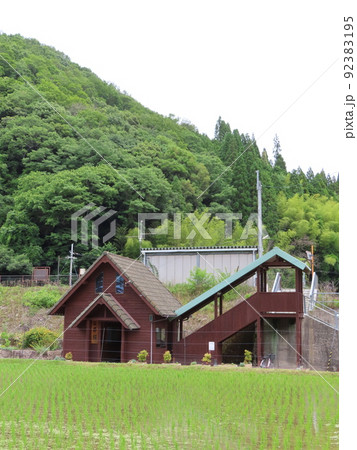 石井駅、智頭急行智頭線の駅のログハウス風の駅舎全体図、兵庫県佐用郡佐用町下石井にある、田舎の駅 92383195
