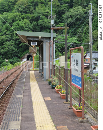 石井駅、智頭急行智頭線の駅のホームに入ってホームと線路、兵庫県佐用郡佐用町下石井にある、田舎の駅 92383197