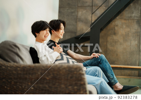 デザイナーズ物件に住む若い夫婦 92383278