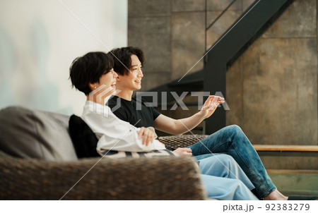 デザイナーズ物件に住む若い夫婦 デザイナーズ物件に住む若い夫婦 92383279