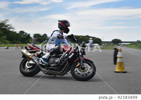 オートバイの安全運転講習 92383899