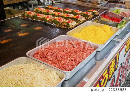 お好み焼き　食べ物　料理　祭り　 縁日　出店　 露店　調理　和食　 鉄板焼き　焼きそば 92383923