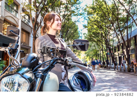 大型バイクで通勤するビジネスウーマン 丸の内 大型バイクで通勤するビジネスウーマン 丸の内 92384882