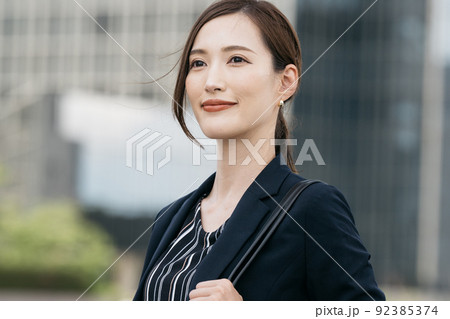 屋外を歩くビジネスウーマン 92385374