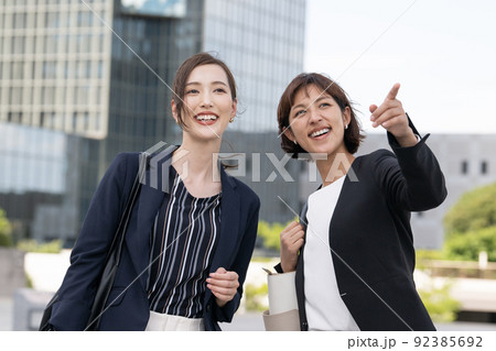 オフィス街を歩く2人のビジネスウーマン 92385692