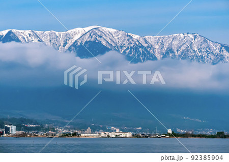 冬の琵琶湖の風景 92385904