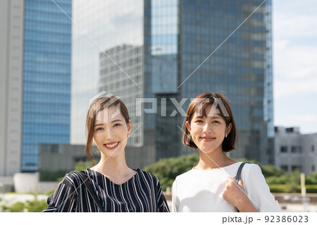 ビジネスウーマン・オフィス街を歩く女性2人 ビジネスウーマン・オフィス街を歩く女性2人 92386023