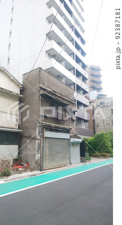 都会の高層マンションと廃墟 92387181