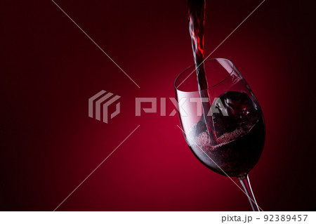 赤ワインを注ぐ 赤ワインを注ぐ 92389457