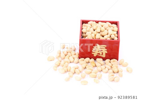 節分の豆　炒り大豆　升　明るい背景 92389581