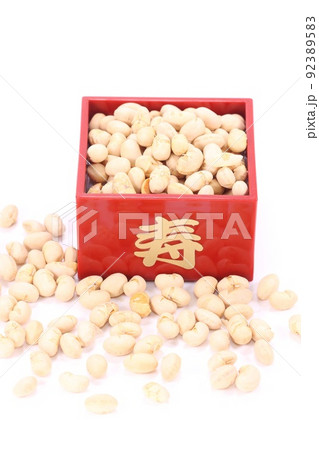 節分の豆　炒り大豆　升　明るい背景 92389583