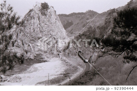 新潟笹川流れの絶景と特急いなほ 昭和45年 羽越本線 新潟県 新潟笹川流れの絶景と特急いなほ 昭和45年 羽越本線 新潟県 92390444