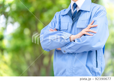 作業服の男性 屋外 新緑 不動産 建築 作業服の男性 屋外 新緑 不動産 建築 92390677