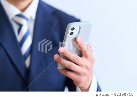 メンズファッション スーツ姿の若いビジネスマン メンズファッション スーツ姿の若いビジネスマン 92390716