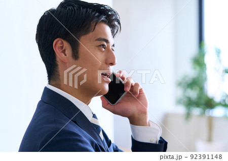 メンズファッション スーツ姿の若いビジネスマン メンズファッション スーツ姿の若いビジネスマン 92391148
