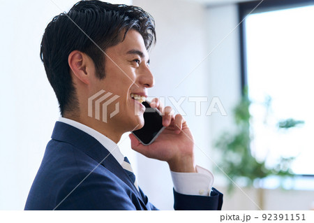 メンズファッション スーツ姿の若いビジネスマン メンズファッション スーツ姿の若いビジネスマン 92391151