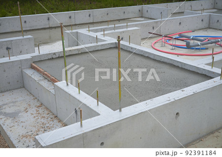 住宅の基礎工事　コンクリ 92391184