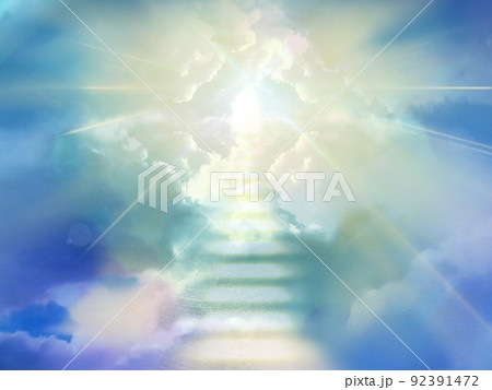 輝く天界からの光と天国へ続く光る雲の階段のイラスト 92391472