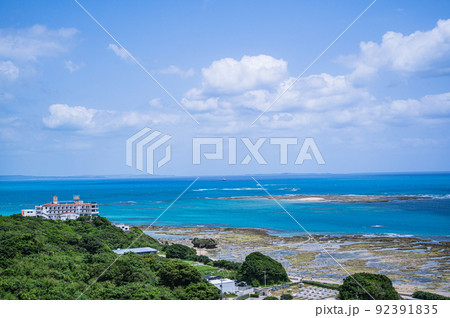 快晴の空と沖縄の海、リゾート地のイメージ 快晴の空と沖縄の海、リゾート地のイメージ 92391835