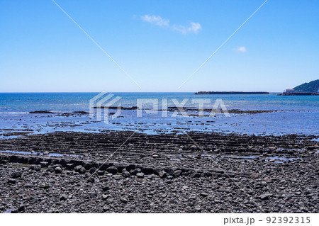晴れ渡った日南海岸、青島近くの鬼の洗濯岩（宮崎県宮崎市） 92392315