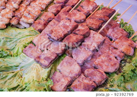 お祭り 　出店 　ステーキ　豚肉　 牛　牛肉　 串焼き　牛串焼き　 屋台　屋台 　縁日 92392769