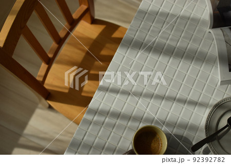 窓からの光が差し込むダイニング 窓からの光が差し込むダイニング 92392782