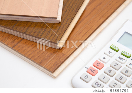 床材 複合フローリングと電卓 床材 複合フローリングと電卓 92392792